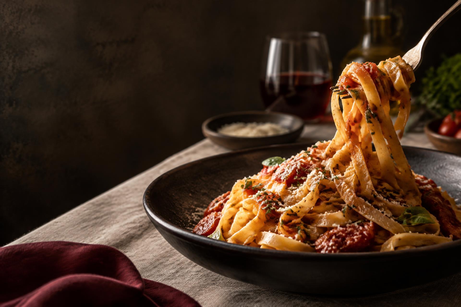 Plato de pastas artesanales servido en una mesa cálida